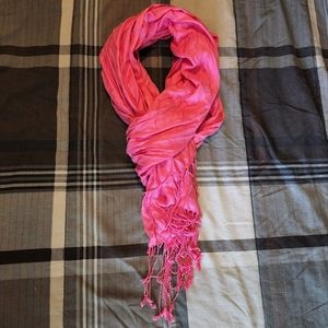 Coral pink pashmina-style fringe scarf